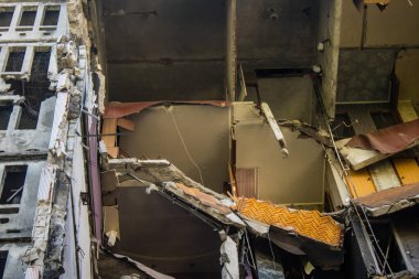 Harkiv, Ukrayna, 8 Temmuz 2024 Saltivka 'da Hasarlı bir bina, Harkiv metropolünde bir kuzey bölgesi. Banliyö bölgesi, Rusya 'nın bombardımanından ülkedeki diğer bölgelerden daha fazla etkilendi..