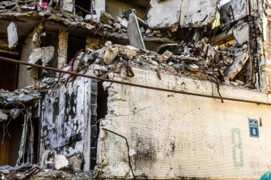 Harkiv, Ukrayna, 8 Temmuz 2024 Saltivka 'da Hasarlı bir bina, Harkiv metropolünde bir kuzey bölgesi. Banliyö bölgesi, Rusya 'nın bombardımanından ülkedeki diğer bölgelerden daha fazla etkilendi..