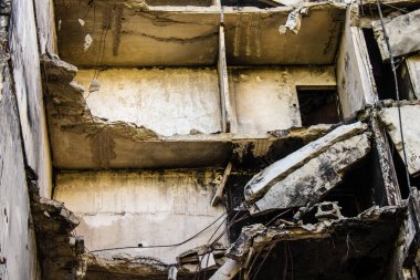 Harkiv, Ukrayna, 8 Temmuz 2024 Saltivka 'da Hasarlı bir bina, Harkiv metropolünde bir kuzey bölgesi. Banliyö bölgesi, Rusya 'nın bombardımanından ülkedeki diğer bölgelerden daha fazla etkilendi..