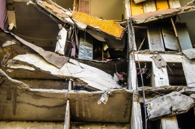 Harkiv, Ukrayna, 8 Temmuz 2024 Saltivka 'da Hasarlı bir bina, Harkiv metropolünde bir kuzey bölgesi. Banliyö bölgesi, Rusya 'nın bombardımanından ülkedeki diğer bölgelerden daha fazla etkilendi..