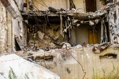 Harkiv, Ukrayna, 8 Temmuz 2024 Saltivka 'da Hasarlı bir bina, Harkiv metropolünde bir kuzey bölgesi. Banliyö bölgesi, Rusya 'nın bombardımanından ülkedeki diğer bölgelerden daha fazla etkilendi..