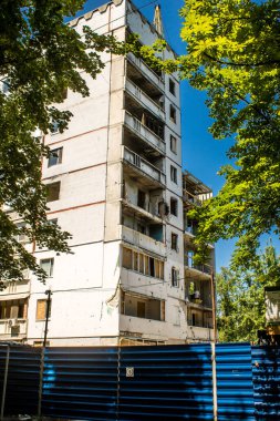 Harkiv, Ukrayna, 8 Temmuz 2024 Saltivka 'da Hasarlı bir bina, Harkiv metropolünde bir kuzey bölgesi. Banliyö bölgesi, Rusya 'nın bombardımanından ülkedeki diğer bölgelerden daha fazla etkilendi..