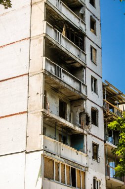 Harkiv, Ukrayna, 8 Temmuz 2024 Saltivka 'da Hasarlı bir bina, Harkiv metropolünde bir kuzey bölgesi. Banliyö bölgesi, Rusya 'nın bombardımanından ülkedeki diğer bölgelerden daha fazla etkilendi..