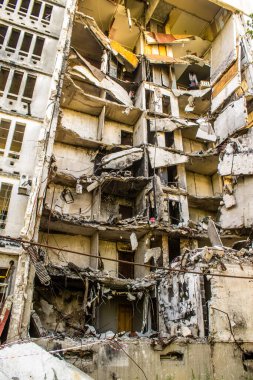 Harkiv, Ukrayna, 8 Temmuz 2024 Saltivka 'da Hasarlı bir bina, Harkiv metropolünde bir kuzey bölgesi. Banliyö bölgesi, Rusya 'nın bombardımanından ülkedeki diğer bölgelerden daha fazla etkilendi..