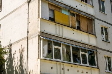 Harkiv, Ukrayna, 8 Temmuz 2024 Saltivka 'da Hasarlı bir bina, Harkiv metropolünde bir kuzey bölgesi. Banliyö bölgesi, Rusya 'nın bombardımanından ülkedeki diğer bölgelerden daha fazla etkilendi..