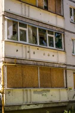 Harkiv, Ukrayna, 8 Temmuz 2024 Saltivka 'da Hasarlı bir bina, Harkiv metropolünde bir kuzey bölgesi. Banliyö bölgesi, Rusya 'nın bombardımanından ülkedeki diğer bölgelerden daha fazla etkilendi..