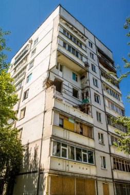 Harkiv, Ukrayna, 8 Temmuz 2024 Saltivka 'da Hasarlı bir bina, Harkiv metropolünde bir kuzey bölgesi. Banliyö bölgesi, Rusya 'nın bombardımanından ülkedeki diğer bölgelerden daha fazla etkilendi..