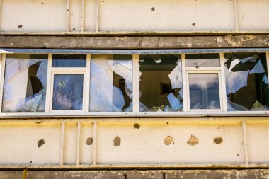 Harkiv, Ukrayna, 8 Temmuz 2024 Saltivka 'da Hasarlı bir bina, Harkiv metropolünde bir kuzey bölgesi. Banliyö bölgesi, Rusya 'nın bombardımanından ülkedeki diğer bölgelerden daha fazla etkilendi..