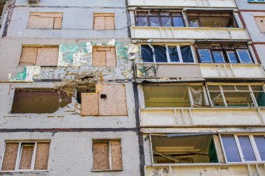 Harkiv, Ukrayna, 8 Temmuz 2024 Saltivka 'da Hasarlı bir bina, Harkiv metropolünde bir kuzey bölgesi. Banliyö bölgesi, Rusya 'nın bombardımanından ülkedeki diğer bölgelerden daha fazla etkilendi..