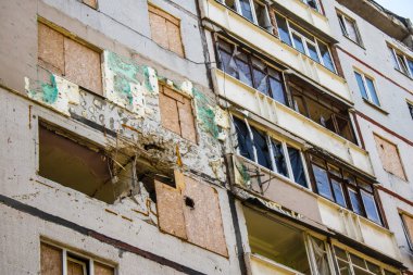 Harkiv, Ukrayna, 8 Temmuz 2024 Saltivka 'da Hasarlı bir bina, Harkiv metropolünde bir kuzey bölgesi. Banliyö bölgesi, Rusya 'nın bombardımanından ülkedeki diğer bölgelerden daha fazla etkilendi..