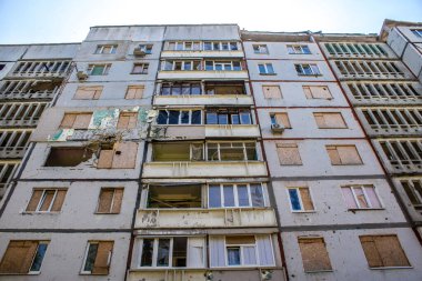 Harkiv, Ukrayna, 8 Temmuz 2024 Saltivka 'da Hasarlı bir bina, Harkiv metropolünde bir kuzey bölgesi. Banliyö bölgesi, Rusya 'nın bombardımanından ülkedeki diğer bölgelerden daha fazla etkilendi..