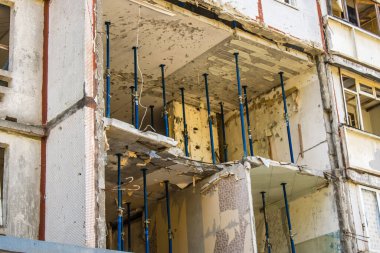 Harkiv, Ukrayna, 8 Temmuz 2024 Saltivka 'da Hasarlı bir bina, Harkiv metropolünde bir kuzey bölgesi. Banliyö bölgesi, Rusya 'nın bombardımanından ülkedeki diğer bölgelerden daha fazla etkilendi..