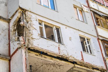 Harkiv, Ukrayna, 8 Temmuz 2024 Saltivka 'da Hasarlı bir bina, Harkiv metropolünde bir kuzey bölgesi. Banliyö bölgesi, Rusya 'nın bombardımanından ülkedeki diğer bölgelerden daha fazla etkilendi..