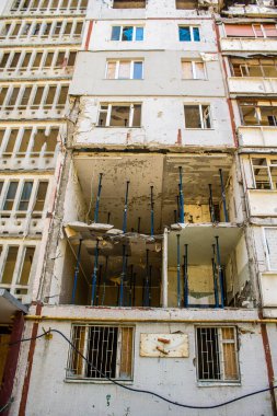 Harkiv, Ukrayna, 8 Temmuz 2024 Saltivka 'da Hasarlı bir bina, Harkiv metropolünde bir kuzey bölgesi. Banliyö bölgesi, Rusya 'nın bombardımanından ülkedeki diğer bölgelerden daha fazla etkilendi..