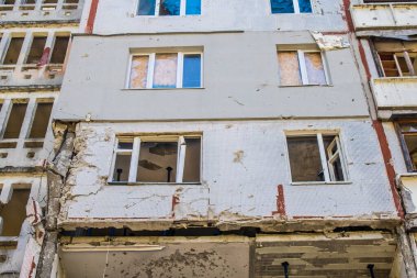 Harkiv, Ukrayna, 8 Temmuz 2024 Saltivka 'da Hasarlı bir bina, Harkiv metropolünde bir kuzey bölgesi. Banliyö bölgesi, Rusya 'nın bombardımanından ülkedeki diğer bölgelerden daha fazla etkilendi..