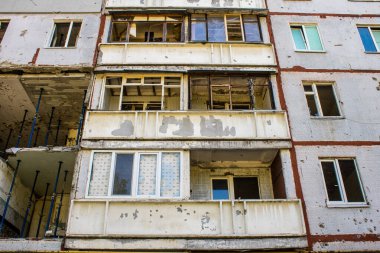 Harkiv, Ukrayna, 8 Temmuz 2024 Saltivka 'da Hasarlı bir bina, Harkiv metropolünde bir kuzey bölgesi. Banliyö bölgesi, Rusya 'nın bombardımanından ülkedeki diğer bölgelerden daha fazla etkilendi..