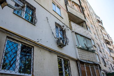 Harkiv, Ukrayna, 8 Temmuz 2024 Saltivka 'da Hasarlı bir bina, Harkiv metropolünde bir kuzey bölgesi. Banliyö bölgesi, Rusya 'nın bombardımanından ülkedeki diğer bölgelerden daha fazla etkilendi..