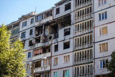 Harkiv, Ukrayna, 8 Temmuz 2024 Saltivka 'da Hasarlı bir bina, Harkiv metropolünde bir kuzey bölgesi. Banliyö bölgesi, Rusya 'nın bombardımanından ülkedeki diğer bölgelerden daha fazla etkilendi..