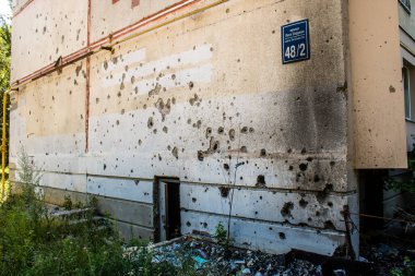 Harkiv, Ukrayna, 8 Temmuz 2024 Saltivka 'da Hasarlı bir bina, Harkiv metropolünde bir kuzey bölgesi. Banliyö bölgesi, Rusya 'nın bombardımanından ülkedeki diğer bölgelerden daha fazla etkilendi..