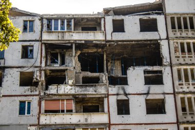 Harkiv, Ukrayna, 8 Temmuz 2024 Saltivka 'da Hasarlı bir bina, Harkiv metropolünde bir kuzey bölgesi. Banliyö bölgesi, Rusya 'nın bombardımanından ülkedeki diğer bölgelerden daha fazla etkilendi..