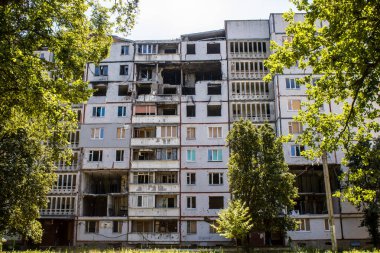 Harkiv, Ukrayna, 8 Temmuz 2024 Saltivka 'da Hasarlı bir bina, Harkiv metropolünde bir kuzey bölgesi. Banliyö bölgesi, Rusya 'nın bombardımanından ülkedeki diğer bölgelerden daha fazla etkilendi..