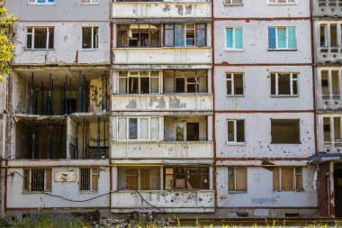 Harkiv, Ukrayna, 8 Temmuz 2024 Saltivka 'da Hasarlı bir bina, Harkiv metropolünde bir kuzey bölgesi. Banliyö bölgesi, Rusya 'nın bombardımanından ülkedeki diğer bölgelerden daha fazla etkilendi..
