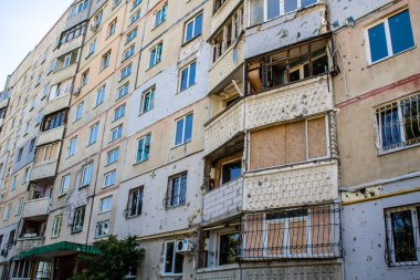 Harkiv, Ukrayna, 8 Temmuz 2024 Saltivka 'da Hasarlı bir bina, Harkiv metropolünde bir kuzey bölgesi. Banliyö bölgesi, Rusya 'nın bombardımanından ülkedeki diğer bölgelerden daha fazla etkilendi..