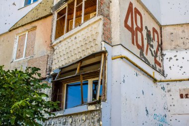 Harkiv, Ukrayna, 8 Temmuz 2024 Saltivka 'da Hasarlı bir bina, Harkiv metropolünde bir kuzey bölgesi. Banliyö bölgesi, Rusya 'nın bombardımanından ülkedeki diğer bölgelerden daha fazla etkilendi..