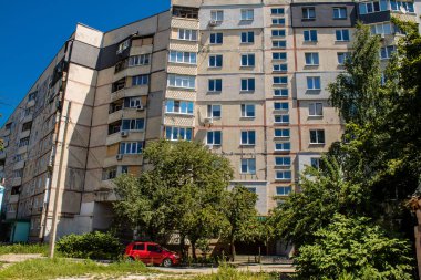 Harkiv, Ukrayna, 8 Temmuz 2024 Saltivka 'da Hasarlı bir bina, Harkiv metropolünde bir kuzey bölgesi. Banliyö bölgesi, Rusya 'nın bombardımanından ülkedeki diğer bölgelerden daha fazla etkilendi..