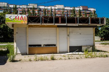 Harkiv, Ukrayna, 8 Temmuz 2024 Saltivka 'da Hasarlı bir bina, Harkiv metropolünde bir kuzey bölgesi. Banliyö bölgesi, Rusya 'nın bombardımanından ülkedeki diğer bölgelerden daha fazla etkilendi..