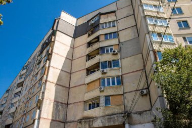 Harkiv, Ukrayna, 8 Temmuz 2024 Saltivka 'da Hasarlı bir bina, Harkiv metropolünde bir kuzey bölgesi. Banliyö bölgesi, Rusya 'nın bombardımanından ülkedeki diğer bölgelerden daha fazla etkilendi..