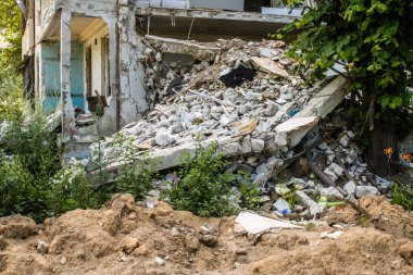 Kharkiv, Ukrayna, 8 Temmuz 2024 Rus füze saldırılarının ardından yere çöp yığıldı. Patlamanın etkisiyle cam ve metal parçaları dört bir yana dağıldı..