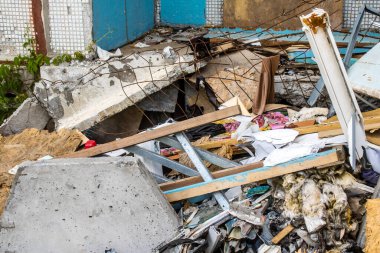Kharkiv, Ukrayna, 8 Temmuz 2024 Rus füze saldırılarının ardından yere çöp yığıldı. Patlamanın etkisiyle cam ve metal parçaları dört bir yana dağıldı..