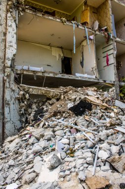 Kharkiv, Ukrayna, 8 Temmuz 2024 Rus füze saldırılarının ardından yere çöp yığıldı. Patlamanın etkisiyle cam ve metal parçaları dört bir yana dağıldı..