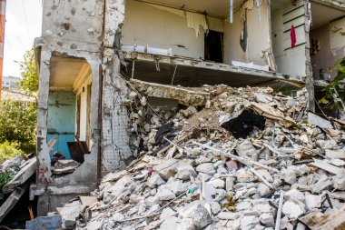 Kharkiv, Ukrayna, 8 Temmuz 2024 Rus füze saldırılarının ardından yere çöp yığıldı. Patlamanın etkisiyle cam ve metal parçaları dört bir yana dağıldı..