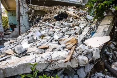 Kharkiv, Ukrayna, 8 Temmuz 2024 Rus füze saldırılarının ardından yere çöp yığıldı. Patlamanın etkisiyle cam ve metal parçaları dört bir yana dağıldı..