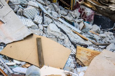 Kharkiv, Ukrayna, 8 Temmuz 2024 Rus füze saldırılarının ardından yere çöp yığıldı. Patlamanın etkisiyle cam ve metal parçaları dört bir yana dağıldı..