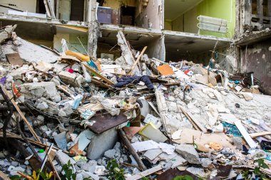 Kharkiv, Ukrayna, 8 Temmuz 2024 Rus füze saldırılarının ardından yere çöp yığıldı. Patlamanın etkisiyle cam ve metal parçaları dört bir yana dağıldı..