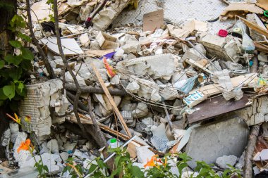 Kharkiv, Ukrayna, 8 Temmuz 2024 Rus füze saldırılarının ardından yere çöp yığıldı. Patlamanın etkisiyle cam ve metal parçaları dört bir yana dağıldı..