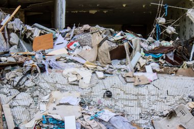 Kharkiv, Ukrayna, 8 Temmuz 2024 Rus füze saldırılarının ardından yere çöp yığıldı. Patlamanın etkisiyle cam ve metal parçaları dört bir yana dağıldı..