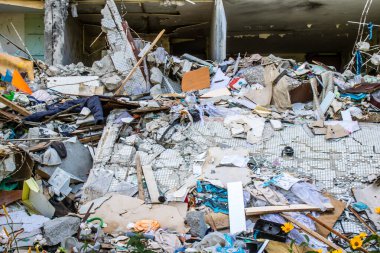 Kharkiv, Ukrayna, 8 Temmuz 2024 Rus füze saldırılarının ardından yere çöp yığıldı. Patlamanın etkisiyle cam ve metal parçaları dört bir yana dağıldı..