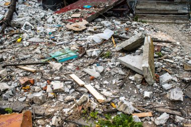 Kharkiv, Ukrayna, 8 Temmuz 2024 Rus füze saldırılarının ardından yere çöp yığıldı. Patlamanın etkisiyle cam ve metal parçaları dört bir yana dağıldı..