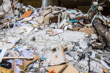 Kharkiv, Ukrayna, 8 Temmuz 2024 Rus füze saldırılarının ardından yere çöp yığıldı. Patlamanın etkisiyle cam ve metal parçaları dört bir yana dağıldı..