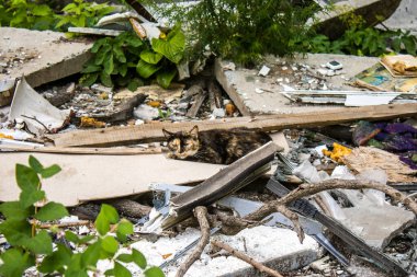 Kharkiv, Ukrayna, 8 Temmuz 2024 Rus füze saldırılarının ardından yere çöp yığıldı. Patlamanın etkisiyle cam ve metal parçaları dört bir yana dağıldı..
