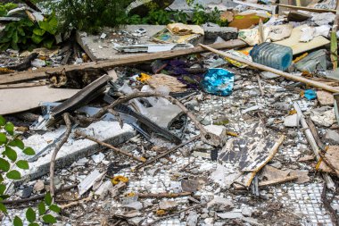 Kharkiv, Ukrayna, 8 Temmuz 2024 Rus füze saldırılarının ardından yere çöp yığıldı. Patlamanın etkisiyle cam ve metal parçaları dört bir yana dağıldı..