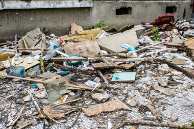 Kharkiv, Ukrayna, 8 Temmuz 2024 Rus füze saldırılarının ardından yere çöp yığıldı. Patlamanın etkisiyle cam ve metal parçaları dört bir yana dağıldı..