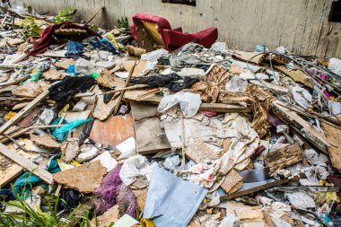 Kharkiv, Ukrayna, 8 Temmuz 2024 Rus füze saldırılarının ardından yere çöp yığıldı. Patlamanın etkisiyle cam ve metal parçaları dört bir yana dağıldı..