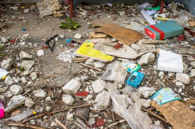 Kharkiv, Ukrayna, 8 Temmuz 2024 Rus füze saldırılarının ardından yere çöp yığıldı. Patlamanın etkisiyle cam ve metal parçaları dört bir yana dağıldı..