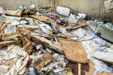 Kharkiv, Ukrayna, 8 Temmuz 2024 Rus füze saldırılarının ardından yere çöp yığıldı. Patlamanın etkisiyle cam ve metal parçaları dört bir yana dağıldı..