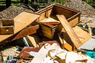 Kharkiv, Ukrayna, 8 Temmuz 2024 Rus füze saldırılarının ardından yere çöp yığıldı. Patlamanın etkisiyle cam ve metal parçaları dört bir yana dağıldı..